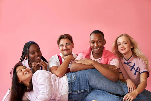 Heyecanlı ırklar arası gençlik grubu eğlen, gülümse, gül — Stok fotoğraf