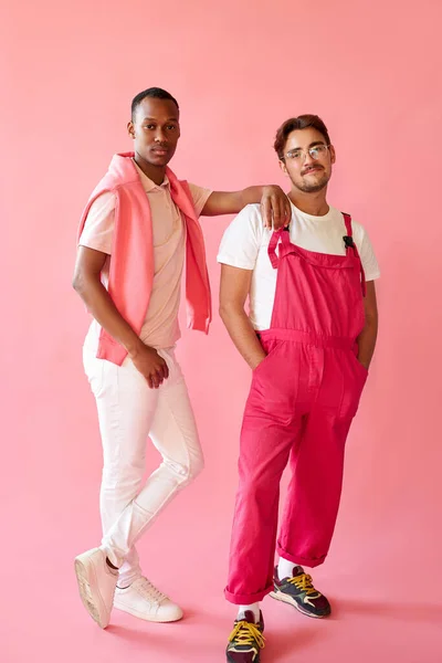 Dois homens bonitos diversos em roupa rosa posando isolado — Fotografia de Stock