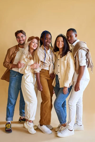 Glad positiv grupp av unga människor av olika nationaliteter poserar framför kameran — Stockfoto