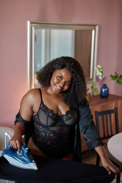 BDSM pornosi: qizlar qizni kamsitadi, kaltaklaydi Xotin eri bilan zino qiladi