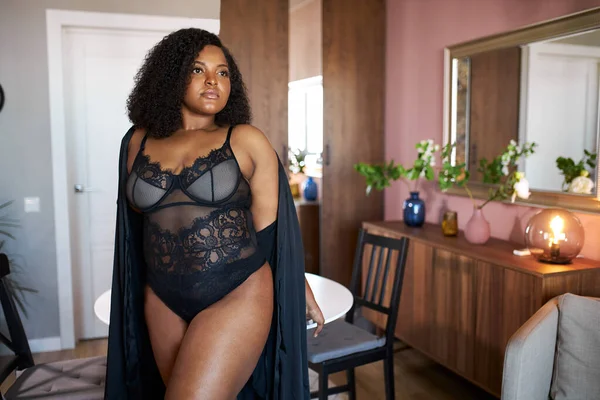 Vrij afro amerikaanse dame in ondergoed poseren — Stockfoto