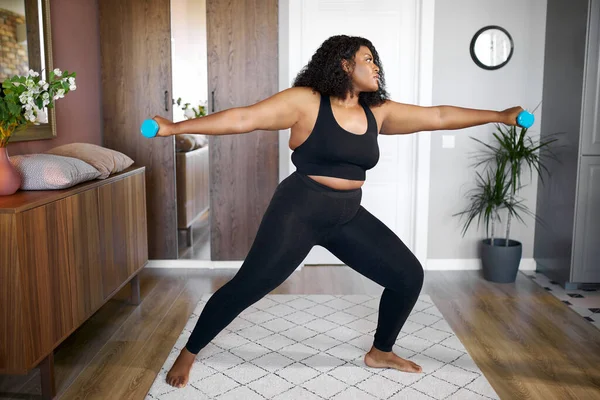 Çekici Afro-Amerikan siyahi kadın evde fitness yapıyor. — Stok fotoğraf