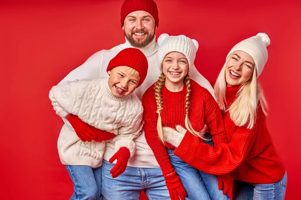 Портрет семьи, получающей удовольствие в зимней одежде изолированы — стоковое фото