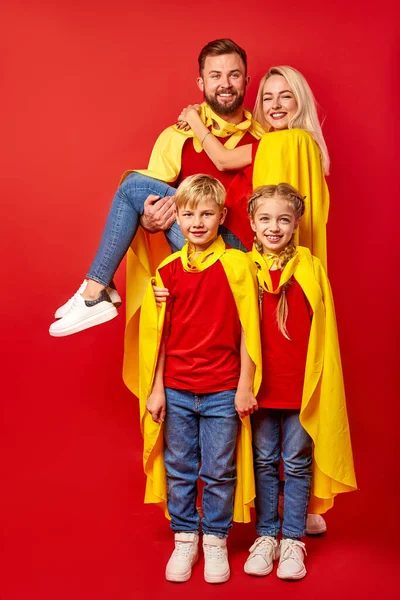 Feliz familia caucásica fingiendo ser superhéroe en el parque —  Fotos de Stock