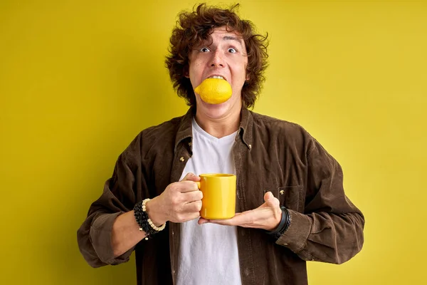 Caucásico preocupación enfermo joven adulto tiene gripe, la preparación de té con limón — Foto de Stock