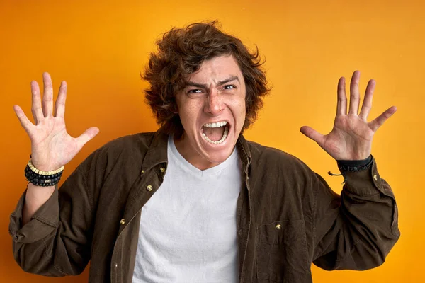 Missnöjd arg man grälar med någon skriker — Stockfoto