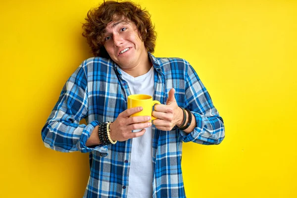 Raadselachtige krullende man met beker in handen — Stockfoto