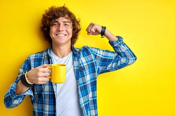 Säker man visar styrka hålla kopp i händerna — Stockfoto