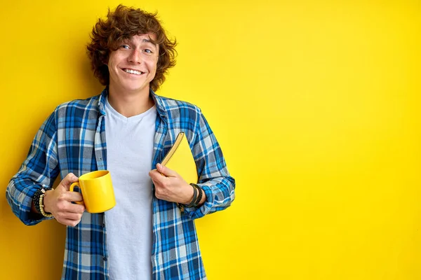 Glad student killen är redo att studera — Stockfoto