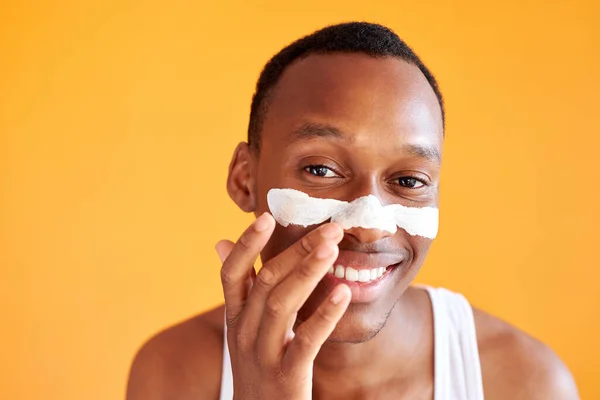 Excitado africano negro chico aplicado máscara para blackheads en la nariz — Foto de Stock