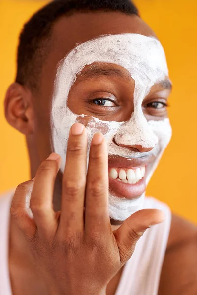 Hombre afroamericano obtener procedimiento de tratamiento del acné, con máscara en la cara — Foto de Stock