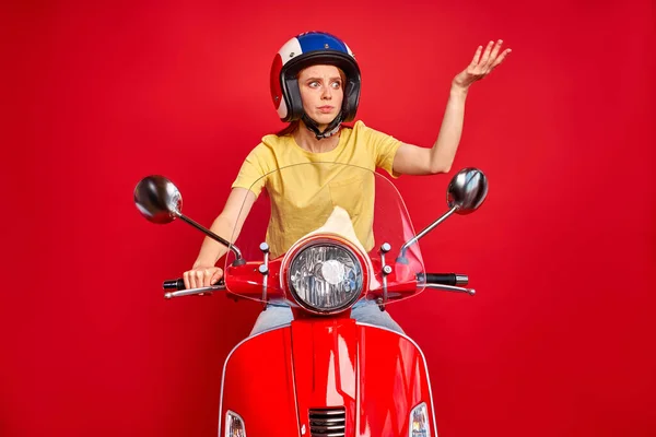 Femme caucasienne furieuse comprend mal la situation sur la route tout en conduisant une moto — Photo
