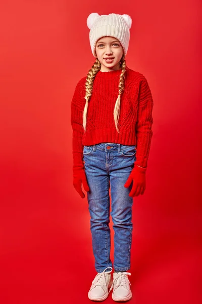 Retrato de bela menina caucasiana em roupas quentes pronto para o inverno — Fotografia de Stock