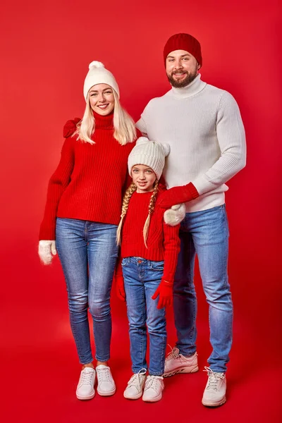 Портрет молодых родителей с дочерью в зимней одежде — стоковое фото