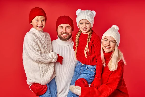 Família caucasiana venenosa com crianças esperando pelo Natal ou Ano Novo 2021 — Fotografia de Stock