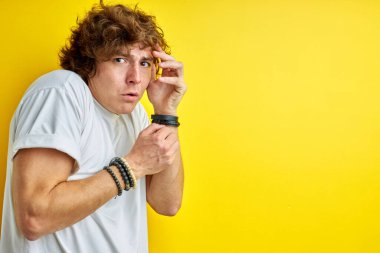 Şok olmuş duygusal adam korkuyor.