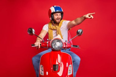 Motosikletli şaşkın sürücü başka yere bakıyor.