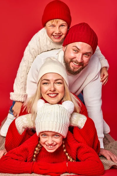 Retrato de família feliz em roupas de inverno — Fotografia de Stock