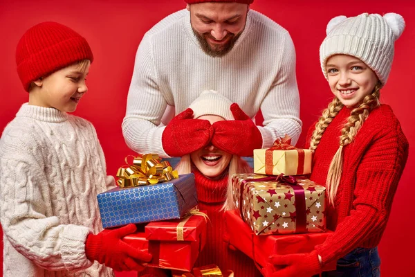 Счастливая семья с подарочной коробкой, новогодним подарком и концепцией праздника — стоковое фото