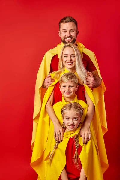 Positieve blanke familie van superhelden — Stockfoto