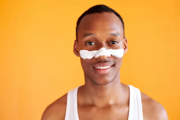 Heyecanlı Afrikalı siyahi adam burundaki siyah noktalar için maske taktı. — Stok fotoğraf