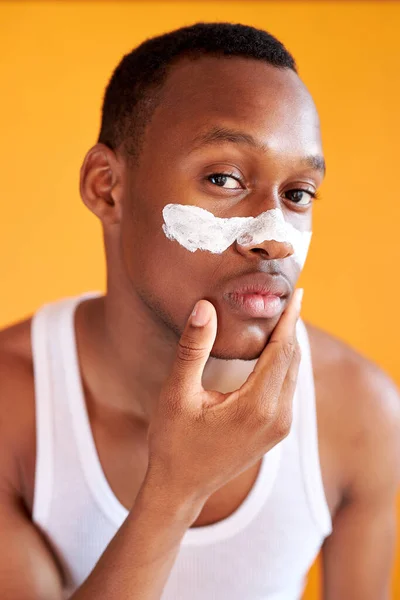 Procédure de beauté et de soins de la peau, jeune homme viril avec masque facial sur la zone autour du nez — Photo