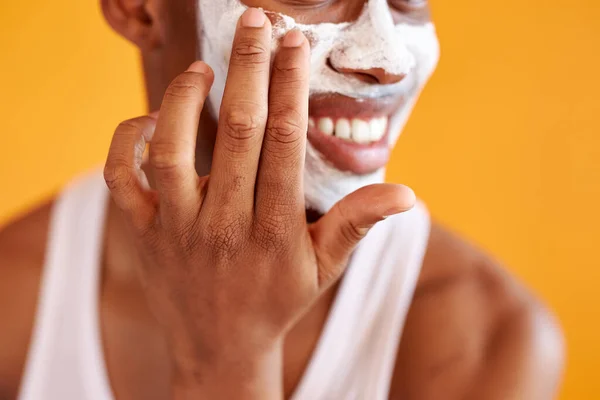 Foto de cerca de manos masculinas aplicando máscara en la cara — Foto de Stock
