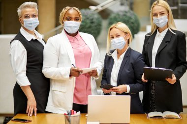 Ofiste maske takan kendine güvenen meslektaşlarının portresi.