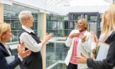 Dost canlısı kadınlar, Afrikalı meslektaşlarını kutluyor