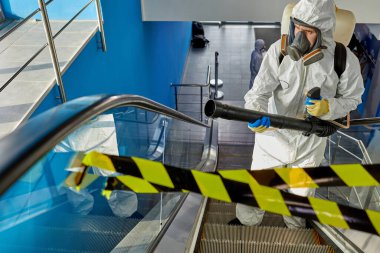 Coronavirus karantinası. Halka açık bir yerde dezenfekte ve arındırma