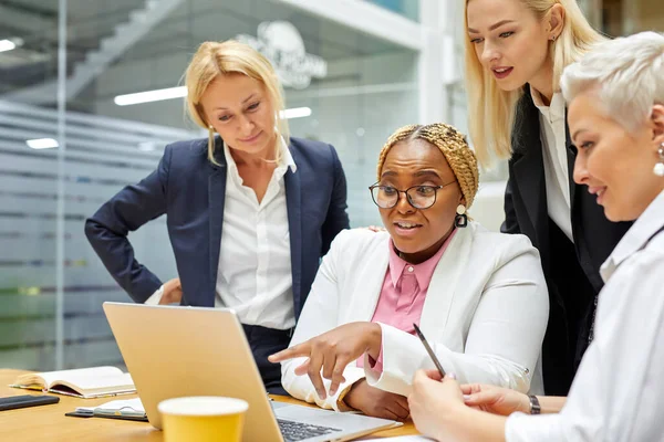 Equipo multiétnico de mujeres de negocios africanas y europeas coworking — Foto de Stock