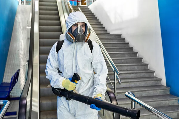 Desinfectante masculino limpiando el área en el edificio — Foto de Stock