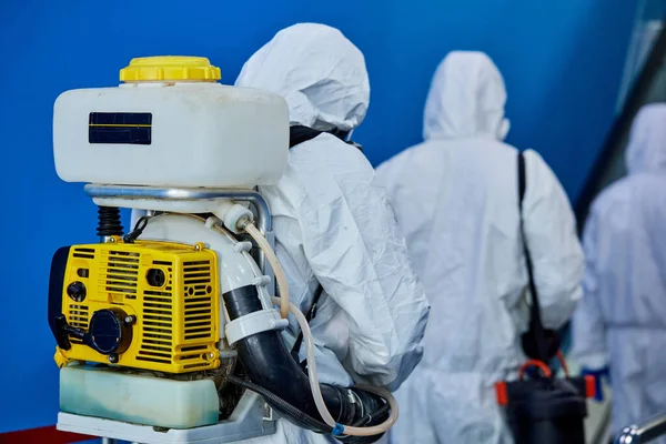 Απολυμαντικά με στολές προστασίας από ιούς θα καθαρίσουν το κτίριο. — Φωτογραφία Αρχείου
