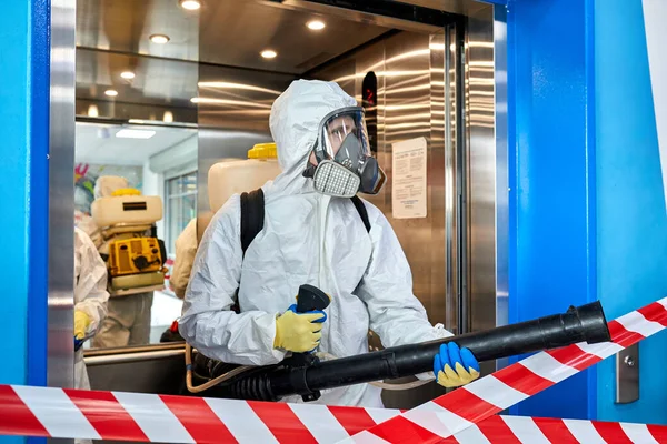 Pulizia nell'edificio in mezzo all'epidemia di coronavirus — Foto Stock