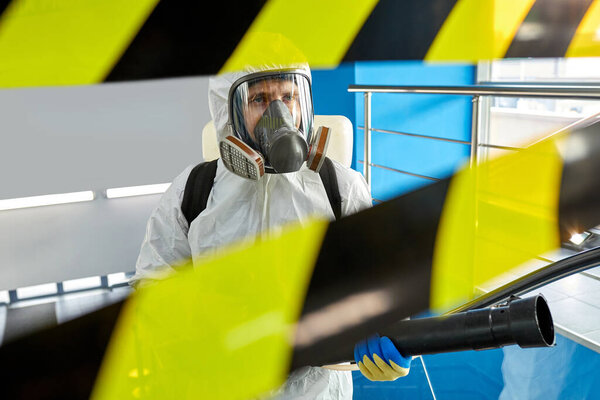 взгляд на медработника через предупреждающую ленту