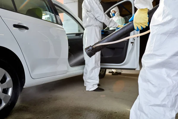 Retrato de limpadores desinfetando o automóvel — Fotografia de Stock