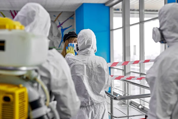 Fertőtlenítők vírusvédőkben és maszk fertőtlenítő épületek a koronavírus a permetező — Stock Fotó