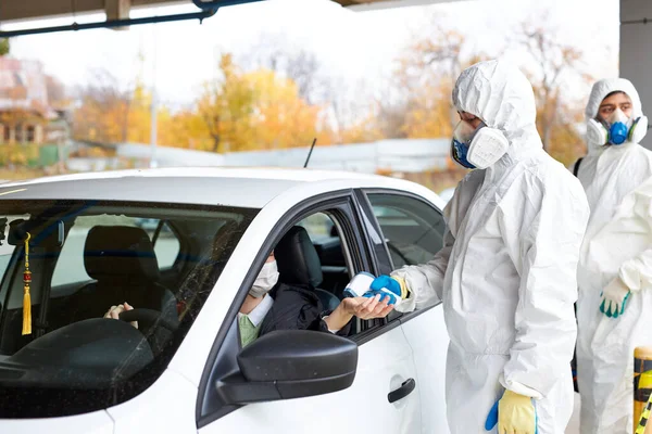 Ιατροί που μετρούν τη θερμοκρασία της γυναίκας από το παράθυρο του αυτοκινήτου — Φωτογραφία Αρχείου