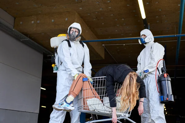 Απολυμαντικά βρήκαν μολυσμένους ανθρώπους, βγάλτε τους έξω από τη ζώνη. — Φωτογραφία Αρχείου