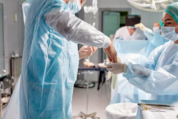 Équipe amicale de chirurgiens caucasiens se préparant pour l'opération — Photo
