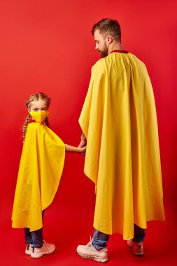 Sorumluluk sahibi baba ve kız süper kahraman gibi davranıyorlar.