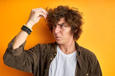 mutsuz adam uzun saçlarına bak tatminsiz