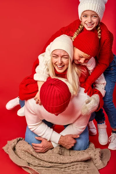 Portrait de famille caucasienne positive devenant folle en studio, en vêtements d'hiver — Photo