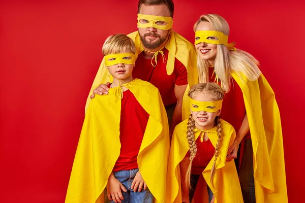 Familiekracht concept. familie doen alsof ze superhelden zijn, hoop op succes en leiderschap — Stockfoto