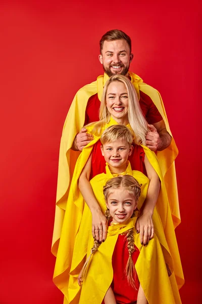 Gelukkige blanke familie die zich voordoet als superheld in het park — Stockfoto