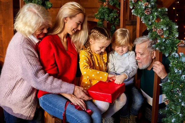 Расширенная семья дарить подарки милым детям — стоковое фото
