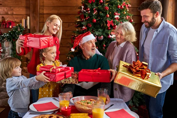 Взволнованная семья поздравляет друг друга с Рождеством Христовым или Новым годом — стоковое фото