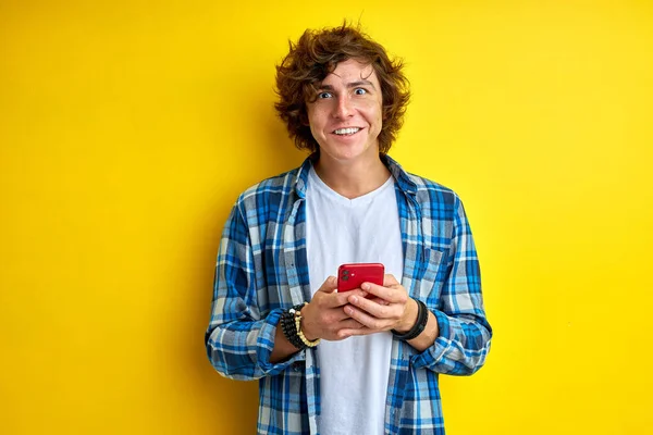 Positiv manlig skriva meddelande till vän på smartphone — Stockfoto