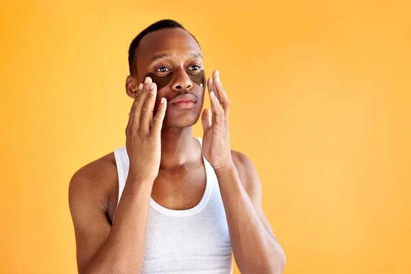 Homem africano sonolento com manchas sob os olhos — Fotografia de Stock