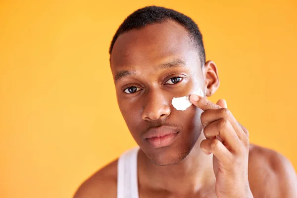 Joven afroamericano hombre aplicar máscara en nariz — Foto de Stock